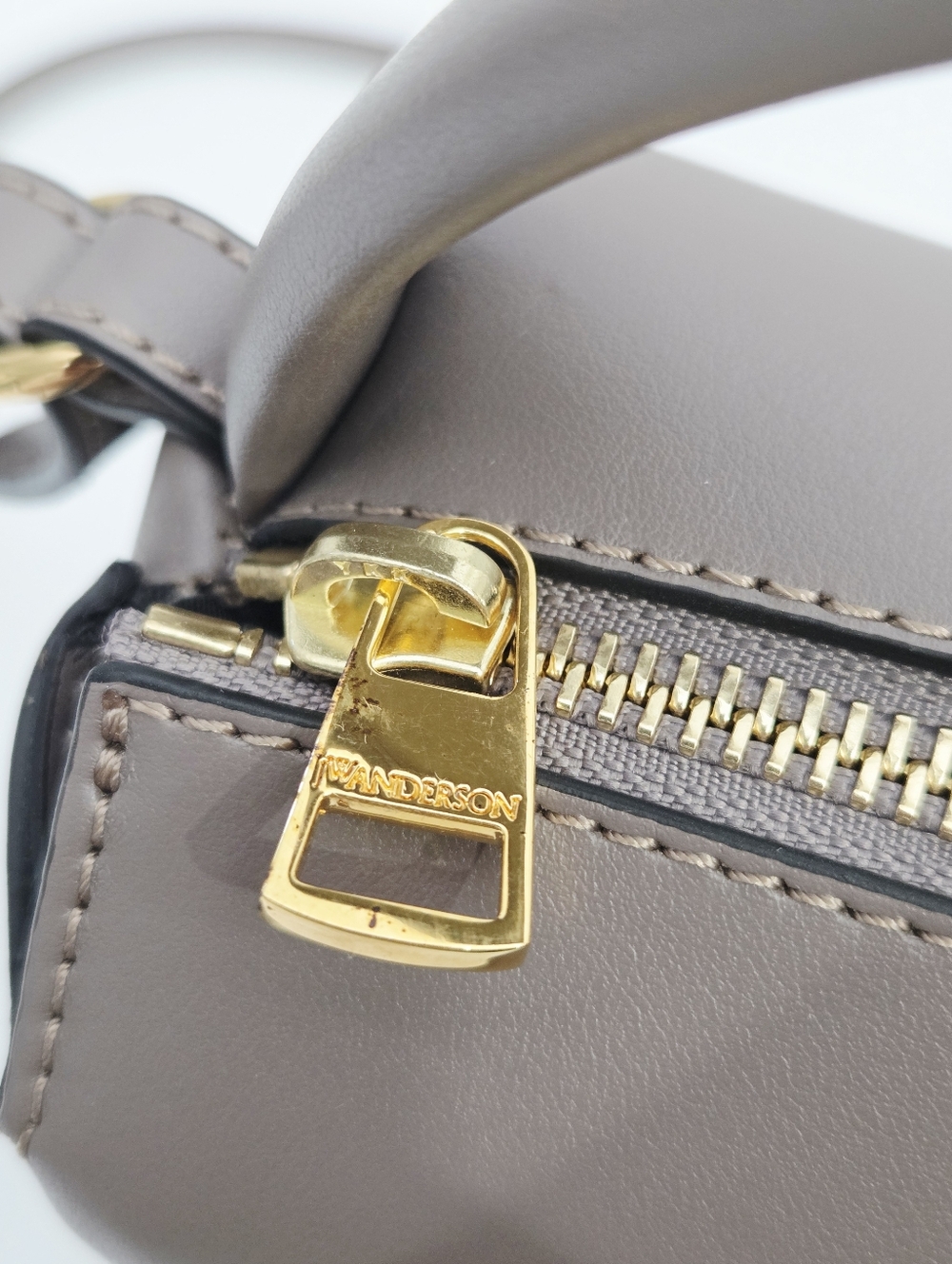 JW ANDERSON THE JWA SMALL CORNER BAG - TAUPE LEATHER - Picture 14 of 15